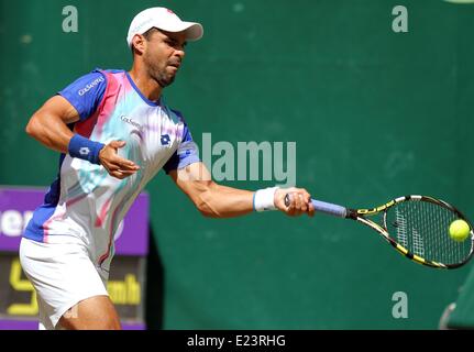 Halle, Allemagne. 15 Juin, 2014. Alejandro Falla en Colombie en action pendant le match final contre le joueur de tennis suisse Roger Federer au tournoi ATP de Halle (Westphalie), Allemagne, 15 juin 2014. Photo : OLIVER KRATO/dpa/Alamy Live News/Alamy Live News Banque D'Images