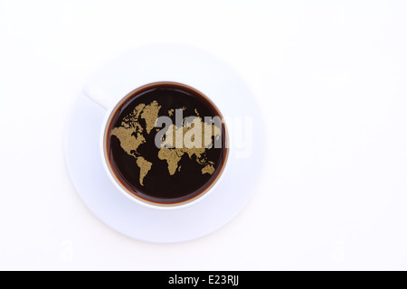 Tasse de café avec mousse transformée en une carte du monde isolé sur fond blanc Banque D'Images