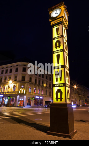 RIGA, Lettonie - 1ER JUIN 2014 : l'horloge Laima à Riga, Lettonie. Banque D'Images