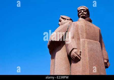 Les tirailleurs lettons impressionnant monument à Riga, Lettonie. Banque D'Images