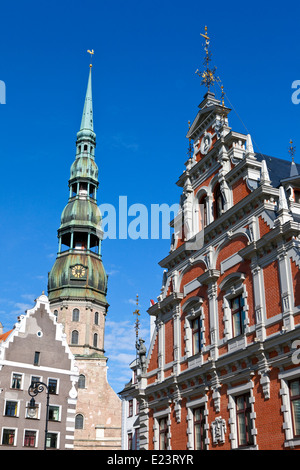 Historique La Maison des Têtes Noires et église Saint Pierre dans la vieille ville de Riga en Lettonie. Banque D'Images