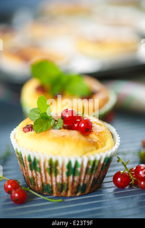 Muffins au fromage avec groseille et menthe Banque D'Images