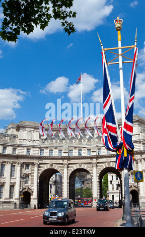 Vue de l'Admiralty Arch du Mall à Londres. Banque D'Images