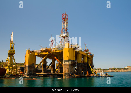 Transocean Drilling Rig, en cours de maintenance dans le port de La Valette, Malte. Banque D'Images