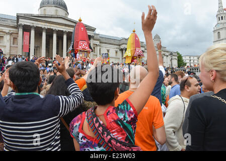 Trafalgar Square, Londres, Royaume-Uni. 15 juin 2014. Les amateurs de danse et chant à Trafalgar Square au cours de l'Rathayatra Hare Krishna festival. Crédit : Matthieu Chattle/Alamy Live News Banque D'Images