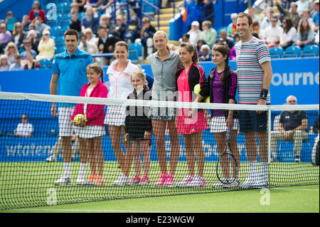 Eastbourne, Royaume-Uni. 15 Juin, 2014. De gauche à droite - Colin Fleming de Grande-Bretagne, Agnieszka Radwanska Petra Kvitova de Pologne, de République tchèque et de la Grande-Bretagne, Greg Rudedski posent pour les photos au début du rallye pour Bally match de double à l'Aegon International au Devonshire Park, Eastbourne. Vu avec 4 membres de l''Elena Baltacha académie de tennis Crédit : MeonStock/Alamy Live News Banque D'Images