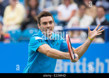 Eastbourne, Royaume-Uni. 15 Juin, 2014. Colin Fleming de Grande-bretagne de volée pendant le rallye pour Bally match de double à l'Aegon International au Devonshire Park, Eastbourne. Credit : MeonStock/Alamy Live News Banque D'Images