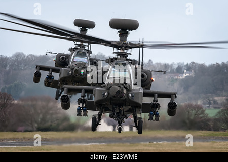 Deux AgustaWestland AAC WAH-64D Apaches. Banque D'Images