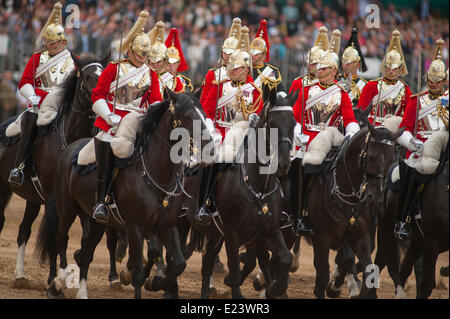 Horse Guards Parade, Londres UK. 14 juin 2014. Canada Life Guards sur le parcours passé, l'anniversaire de la Reine Parade, Parade du couleur. Credit : Malcolm Park editorial/Alamy Live News Banque D'Images