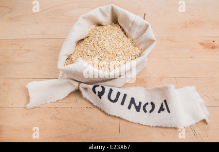 Quinoa crème dans un sac en tissu avec étiquette (15 de 18) Banque D'Images