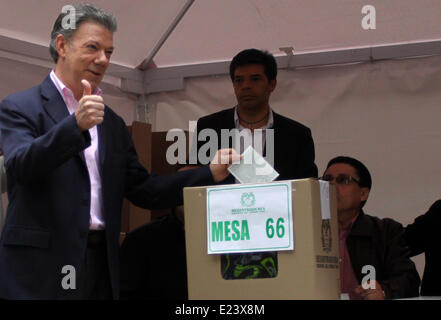 Bogota, Colombie. 15 Juin, 2014. Le président colombien Juan Manuel Santos et le candidat (L) jette son vote à la capitale à Bogota, Colombie, le 15 juin 2014. Quelque 32,9 millions de Colombiens sont appelés aux urnes ce dimanche au cours de l'élection présidentielle entre Juan Manuel Santos et Oscar Ivan Zuluaga. © Enciso Allemand/COLPRENSA/Xinhua/Alamy Live News Banque D'Images