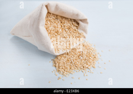 Quinoa dans une crème pâle sac sur une bluebackground (2 sur 18) Banque D'Images