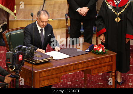 Bratislava. 15 Juin, 2014. Nouveau président slovaque Andrej Kiska (L) signe les documents officiels tout en tenant le serment présidentiel au cours d'une session parlementaire à Bratislava, le 15 juin 2014. © Andrej Klizan/Xinhua/Alamy Live News Banque D'Images