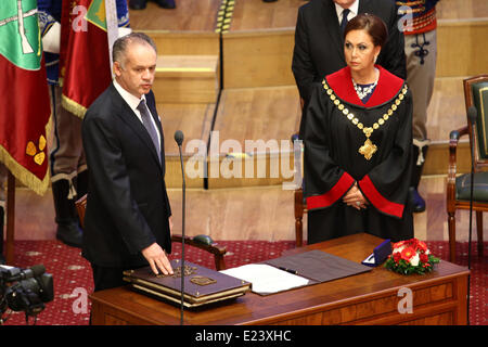 Bratislava. 15 Juin, 2014. Nouveau président slovaque Andrej Kiska (L) prend le serment présidentiel au cours d'une session parlementaire à Bratislava, le 15 juin 2014. © Andrej Klizan/Xinhua/Alamy Live News Banque D'Images