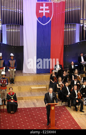 Bratislava. 15 Juin, 2014. Nouveau président slovaque Andrej Kiska (avant) parle après qu'il a pris le serment présidentiel au cours d'une session parlementaire à Bratislava, le 15 juin 2014. © Andrej Klizan/Xinhua/Alamy Live News Banque D'Images