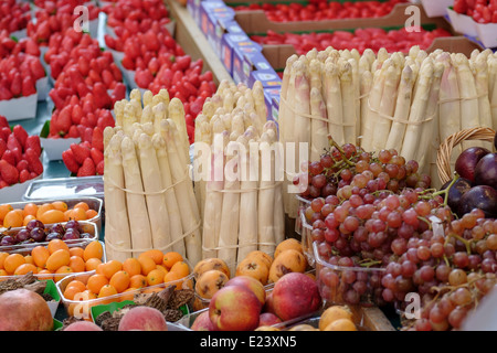 Le marché alimentaire de la rue Mouffetard à Paris, France aspargaus blanc montrant, pommes, fraises et fruits Banque D'Images