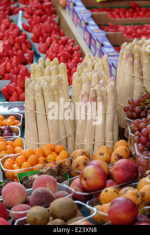 Le marché alimentaire de la rue Mouffetard à Paris, France aspargaus blanc montrant, pommes, fraises et fruits Banque D'Images