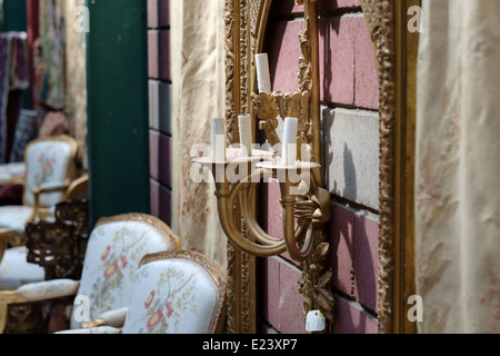 Marché aux puces de Paris, Les Puces de Saint-Ouen, montrant un chandelier de cuivre avec des bougies Banque D'Images