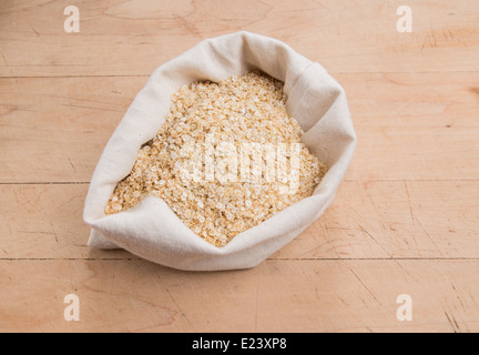 Quinoa sur bois dans un sac en tissu crème [terre] [CO] (13 de 18) Banque D'Images