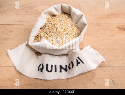 Le quinoa sur bois dans un sac en tissu crème avec une étiquette [terre] [CO](14 de 18 Banque D'Images