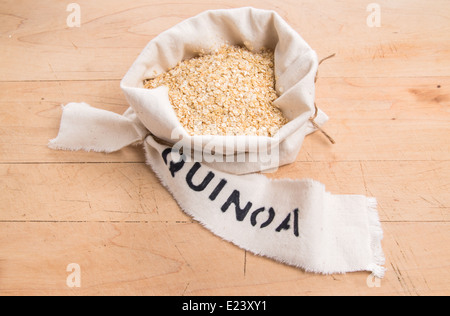 Le quinoa sur bois dans un sac en tissu crème avec une étiquette(16 de 18) Banque D'Images