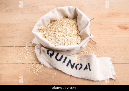 Le quinoa sur bois dans un sac en tissu crème avec une étiquette(17 de 18 Banque D'Images