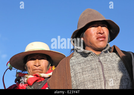 Native American Woman et son fils, dans les montagnes des Andes Banque D'Images