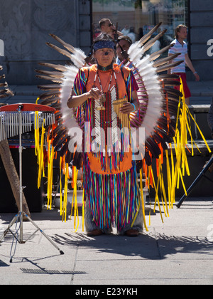 Musicien de la rue d'Amérique du Sud à Oslo en Norvège dans les vêtements à plumes colorées Banque D'Images