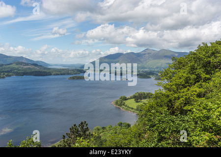 Vue panoramique sur Derwentwater, Borrowdale, de la route vers Watendlath, Lake District, UK, vue en direction de Keswick et de Skiddaw Banque D'Images