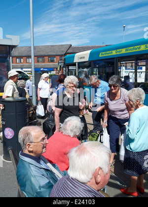 S Passingers sur bus arriva à Sandbach Cheshire UK Banque D'Images