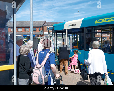 S Passingers sur bus arriva à Sandbach Cheshire UK Banque D'Images