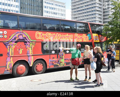 Berlin, Allemagne. 06 Juin, 2014. Un bus de tourisme parcs à Alexanderplatz à Berlin, Allemagne, 06 juin 2014. Photo : Jens Kalaene/dpa/Alamy Live News Banque D'Images