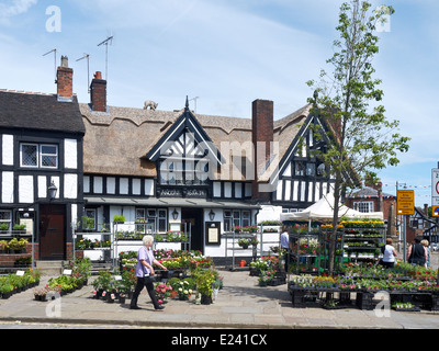 Ye Olde Black Bear Pub avec marché aux fleurs à Sandbach Cheshire UK Banque D'Images