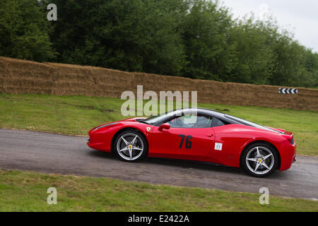 Supercars à Cholmondeley, Cheshire, Royaume-Uni 15 juin 2014. 2011 Ferrari 458 Italia entraîné par Jon Goodwin au defi Wind. L'action est à la 1.2-mile voie dans le parc de Cholmondeley Castle où plus de 120 voitures et motos de compétition, s'étendant sur sept décennies de sport automobile. Le week-end est l'une des plus grandes célébrations de la puissance et la vitesse dans le pays. Banque D'Images