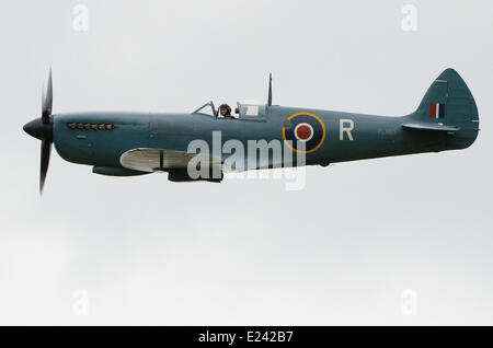 Spitfire volant à l'événement Boys Toys à Hylands Park. Supermarine Spitfire PR11 Banque D'Images