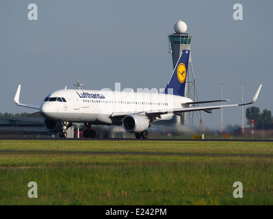 D-AIUB Lufthansa Airbus A320-214(WL) - cn 5972 décollage de Schiphol (AMS - EHAM), aux Pays-Bas, 17mai2014, pic-2 Banque D'Images