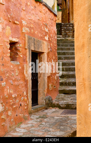 Façade extérieure typique dans le village médiéval, Roussillon, Provence, France Banque D'Images