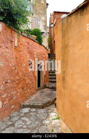 Façade extérieure typique dans le village médiéval, Roussillon, Provence, France Banque D'Images