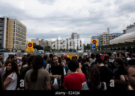 Thessalonique, Grèce. 15 Juin, 2014. Des manifestants anti-fascistes se sont réunis pour protester contre Aube dorée à Thessalonique, en Grèce. L'extrême-droite Aube dorée a organiser un événement d'honneur d'Alexandre le grand port du nord de la ville de Thessalonique en Grèce. Aube dorée, a gagné près de 9,39  % du vote dans les élections du 25 mai et 3 sièges au Parlement européen. Credit : Konstantinos Tsakalidis/Alamy Live News Banque D'Images