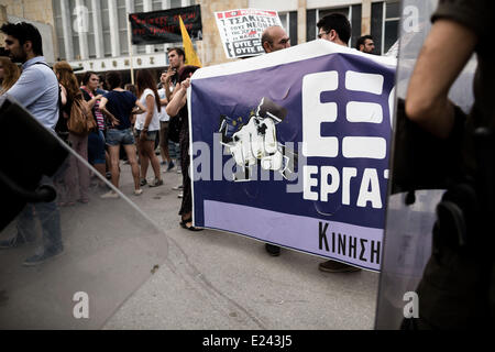 Thessalonique, Grèce. 15 Juin, 2014. Des manifestants anti-fascistes se sont réunis pour protester contre Aube dorée à Thessalonique, en Grèce. L'extrême-droite Aube dorée a organiser un événement d'honneur d'Alexandre le grand port du nord de la ville de Thessalonique en Grèce. Aube dorée, a gagné près de 9,39  % du vote dans les élections du 25 mai et 3 sièges au Parlement européen. Credit : Konstantinos Tsakalidis/Alamy Live News Banque D'Images