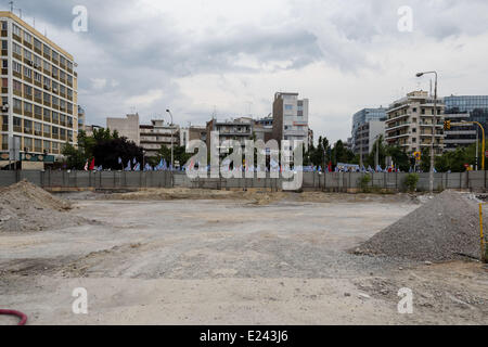 Thessalonique, Grèce. 15 Juin, 2014. Les partisans d'Aube dorée tenir des drapeaux grecs au cours d'une manifestation à la mémoire d'Alexandre le Grand à Thessalonique, en Grèce. L'extrême-droite Aube dorée a organiser un événement d'honneur d'Alexandre le grand port du nord de la ville de Thessalonique en Grèce. Aube dorée, a gagné près de 9,39  % du vote dans les élections du 25 mai et 3 sièges au Parlement européen. Credit : Konstantinos Tsakalidis/Alamy Live News Banque D'Images