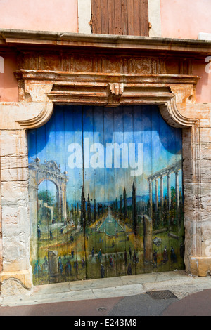 Porte de garage colorés dans le village médiéval, Roussillon, Provence, France Banque D'Images