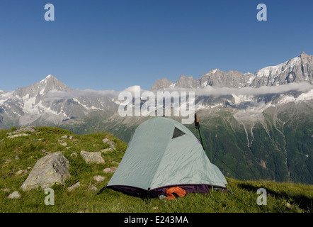 Camping sauvage sur le Brévent, dans les Alpes françaises avec le massif du Mont Blanc au-delà Banque D'Images