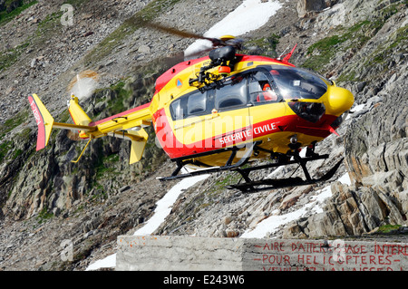Un hélicoptère de sauvetage en montagne d'urgence française au refuge Albert Premier, dans les Alpes Françaises Banque D'Images