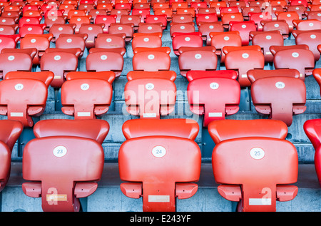 Des sièges vides sur une tribune du stade de football Banque D'Images