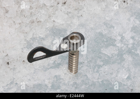 Une broche à glace dans la glace sur un glacier Banque D'Images