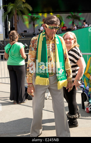 Un flamboyantly habillé homme plus âgé dans l'auditoire pour les célébrations du Jour du Brésil à Trafalgar Square Banque D'Images