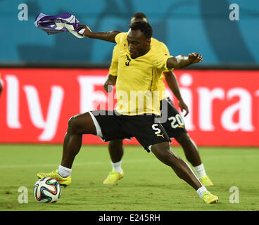 Natal, Brésil. 15 Juin, 2014. Michael Essien (L) en action pendant une session de formation de l'équipe nationale de football du Ghana à l'Arena das Dunas Stadium à Natal, Brésil, 15 juin 2014. Le Ghana fera face à USA dans leur groupe G match tour préliminaire à la Coupe du Monde de la Fifa 2014 le 16 juin 2014 à Natal. Photo : Marius Becker/dpa/Alamy Live News Banque D'Images