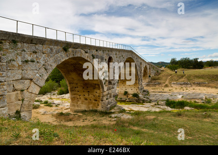 Le Pont Pont Julien près de Bonnieux, Provence, France Banque D'Images