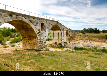 Le Pont Pont Julien près de Bonnieux, Provence, France Banque D'Images